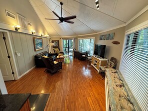 Smart TV - Cozy and Stylish Night Heron Retreat with Lagoon View and Private Hot Tub (Hilton Head Island)