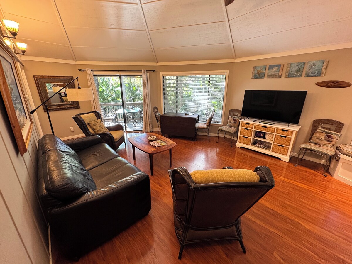 Cozy and Stylish Night Heron Retreat with Lagoon View and Private Hot Tub
