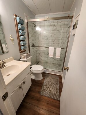 Suihku, hiustenkuivaaja, pyyhkeet, saippua