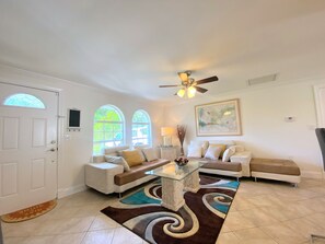 Smart TV, books - Cheerfull Villa..  Best Location in Naples!!!  All you need in one home. (Naples)
