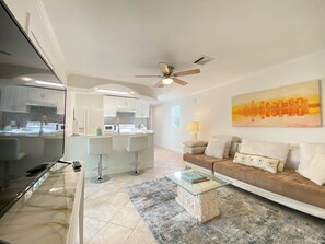 Smart TV, books - Cheerfull Villa..  Best Location in Naples!!!  All you need in one home. (Naples)
