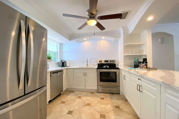 Een koelkast, een magnetron, een oven, een kookplaat