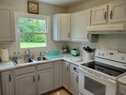 Go Blue! Bright home with large fenced in yard! 3m to Penn State. Free Breakfast