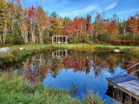 Áreas de la propiedad. Cozy Cabin By The Pond, Sleeps 2