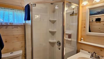 Douche, sèche-cheveux, serviettes fournies, savon