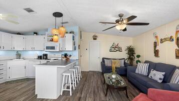 Älytelevisio, pöytätennispöytä, kirjoja