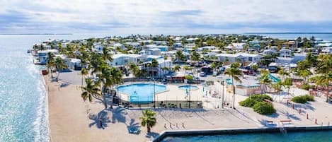 Utomhuspool och uppvärmd pool