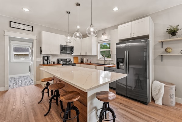 Casa, varias camas (Cozy Chic Home in Downtown Loveland!) | Cocina privada | Refrigerador 