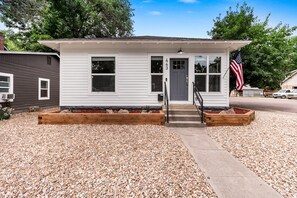 Nhà, nhiều giường (Cozy Chic Home in Downtown Loveland!) | Lối vào nơi lưu trú