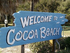 Ein Holzschild mit der Aufschrift "WELCOME TO Cocoa Beach".
