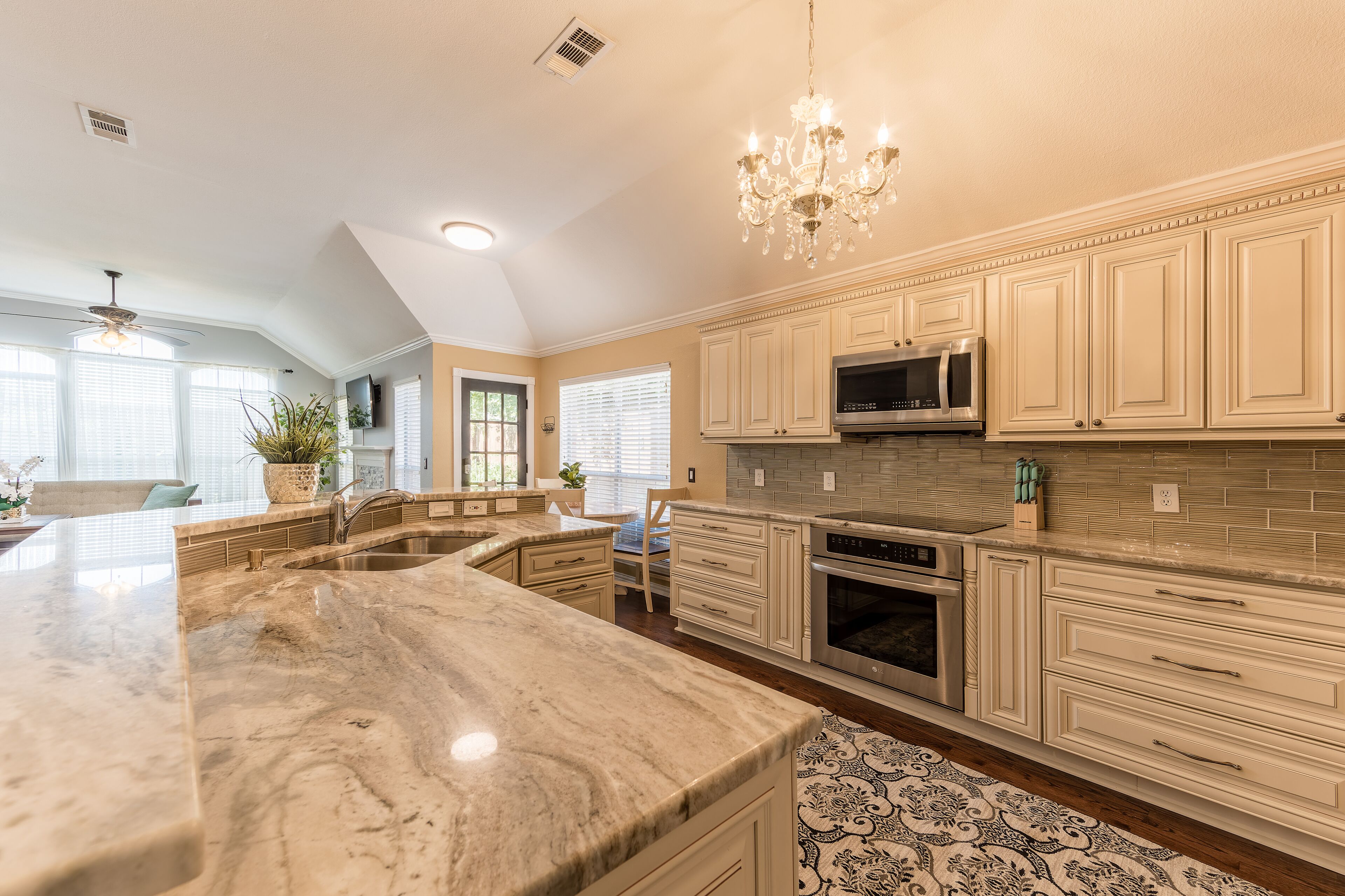 Jääkaappi, mikroaaltouuni, uuni, liesi