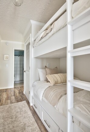 1 habitación, tabla de planchar con plancha y cuna de viaje 