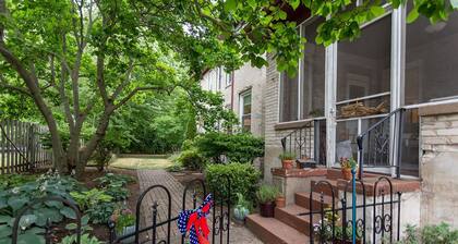 The 8th Street ART House. Relax and be inspired!