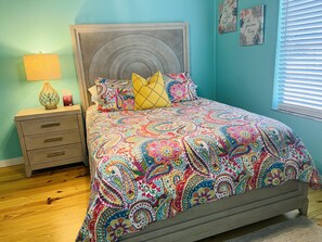 2 bedrooms, desk, iron/ironing board, travel crib - Bohemian Bike 2-BR Cottage in Downtown Inverness (Inverness)