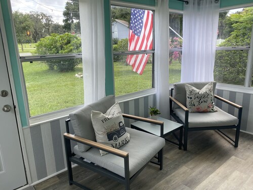 Bohemian Bike 2-BR Cottage in Downtown Inverness