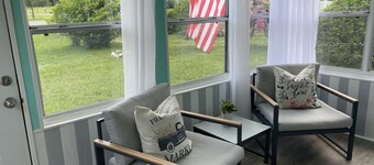 Bohemian Bike 2-BR Cottage in Downtown Inverness