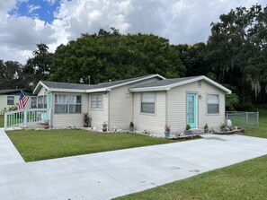 Exterior - Bohemian Bike 2-BR Cottage in Downtown Inverness (Inverness)