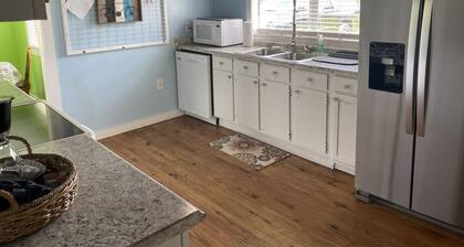 Bohemian Bike 2-BR Cottage in Downtown Inverness
