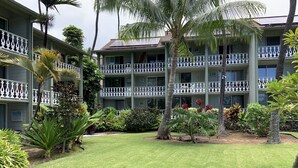 A multi-story hotel with balconies, lush landscaping, and a well-maintained lawn. - Poolside Cozy 1br, 1Qbed plus 1QSofa bed, Med refrig, sm kitchen,2min to Ocean (Kailua-Kona)