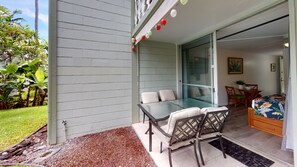 Outdoor dining - Poolside Cozy 1br, 1Qbed plus 1QSofa bed, Med refrig, sm kitchen,2min to Ocean (Kailua-Kona)