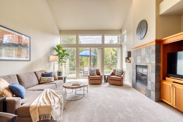 Smart-TV, Kamin, DVD-Player, Bücher