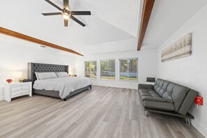 4 bedrooms, desk, iron/ironing board, free WiFi - Sun House Home w/ King Size Bed in Whopping Master (Carmichael)