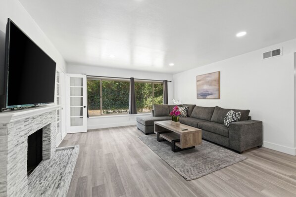 Smart TV, offices - Sun House Home w/ King Size Bed in Whopping Master (Carmichael)