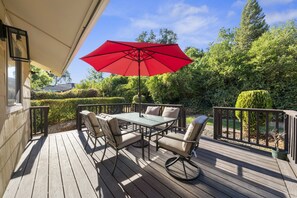 Outdoor dining - Sun House Home w/ King Size Bed in Whopping Master (Carmichael)