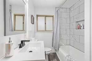 Bathtub, hair dryer, soap, shampoo - Sun House Home w/ King Size Bed in Whopping Master (Carmichael)