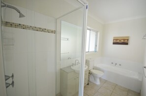 Bathroom - Sandpiper 10 - Close to Town (Inverloch)