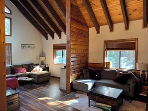 Smart-TV, Kamin, DVD-Player, Tischfußball