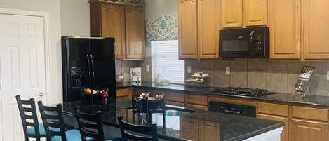 Refrigerador, microondas, horno, placa de cocina