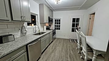 KĂŒhlschrank, Mikrowelle, Ofen, Herdplatte