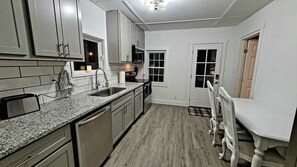 雪櫃、微波爐、焗爐、爐具