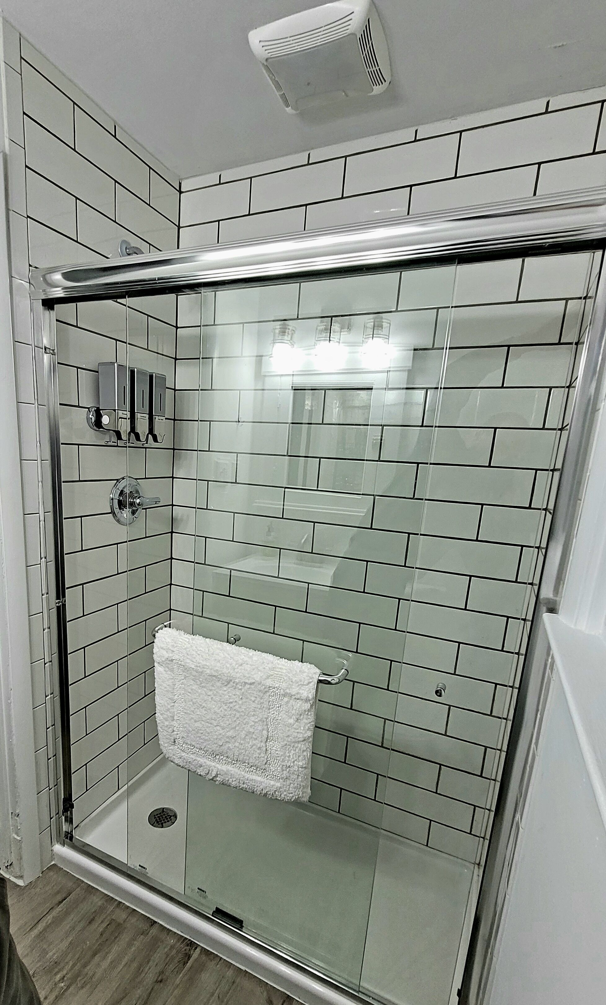 Douche, sèche-cheveux, serviettes fournies, savon
