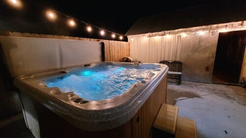 Romantic Augusta Cottage w/ hot tub