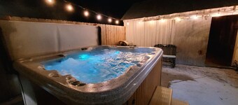 Romantic Augusta Cottage w/ hot tub