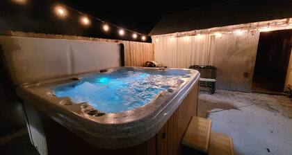 Romantic Augusta Cottage w/ hot tub