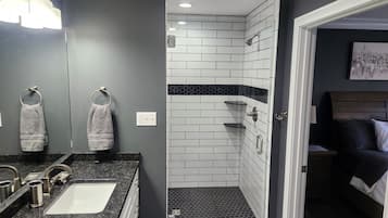 Douche, sĂšche-cheveux, serviettes fournies, savon