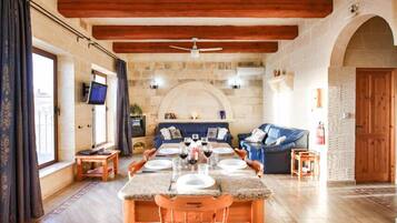 Villa, 4 Bedrooms, Mountain View | In-room dining