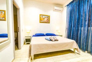 In-room safe, desk, laptop workspace, blackout drapes - Pergola Farmhouses Gozo (Xaghra)