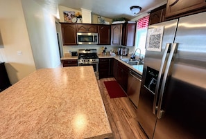 Kjøleskap, mikrobølgeovn, ovn og kokeplater