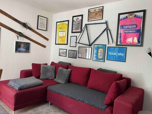 TV, books - STUNNING 3 BED CYCLE/SKI APARTMENT - SLEEPS 6 (Le Bourg-d'Oisans)