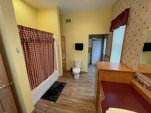 Duschwanne, Haartrockner, Handtücher, Seife