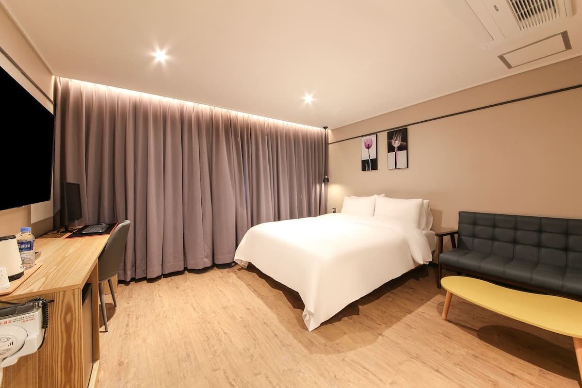 deluxe double room | premium bedding, down duvets, free wifi, bed sheets