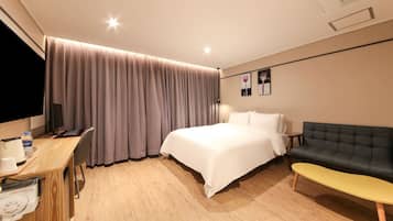 Deluxe | Premium bedding, down comforters, WiFi (free), bed sheets