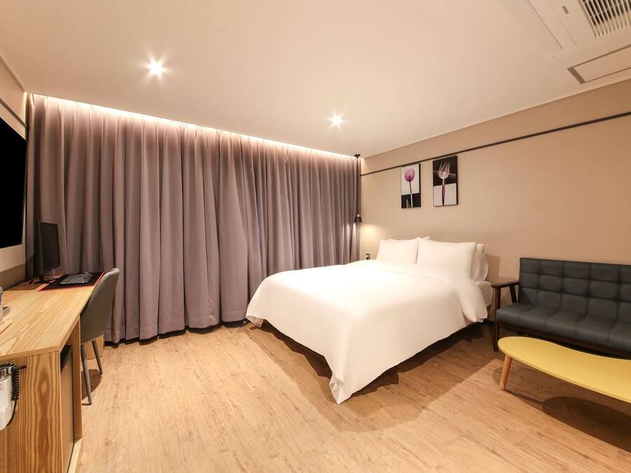 Deluxe | Premium bedding, down comforters, WiFi (free), bed sheets