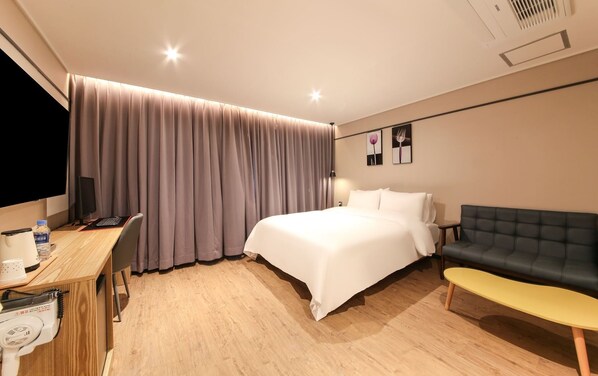 Deluxe Double Room | Premium bedding, down comforters, free WiFi, bed sheets - Hound Hotel Sasang (Busan)
