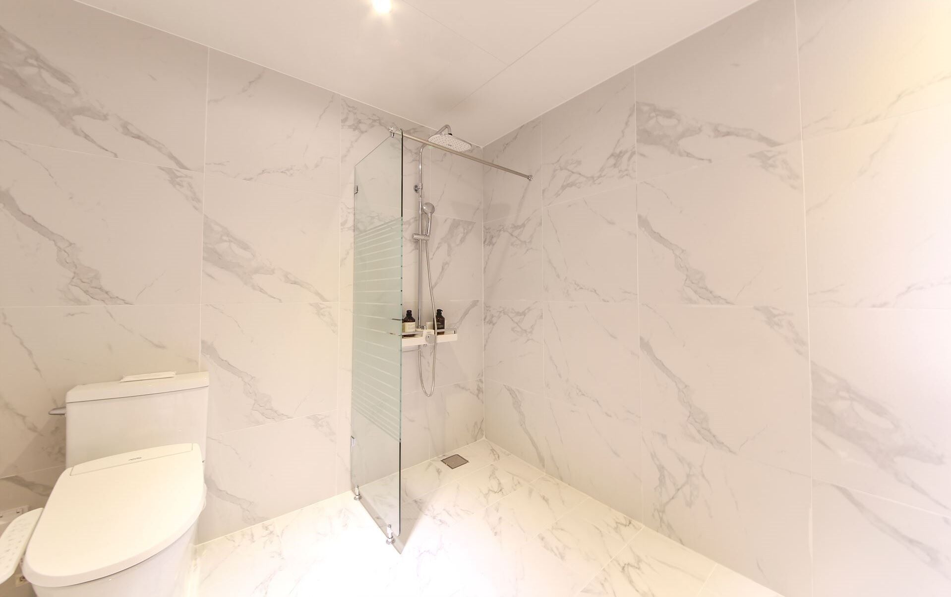 deluxe double room | bathroom | free toiletries, hair dryer, dressing gowns, bidet