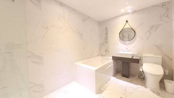 Suite | Bathroom | Free toiletries, hair dryer, bathrobes, bidet